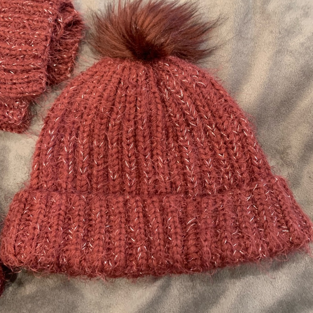 ๐ SOLD ๐ BOUTIQUE WINTER SCARF & HAT SET - Picture 2 of 3